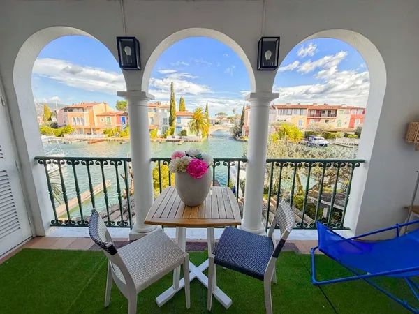 Appartement avec loggia sur les canaux et parking - Port Grima