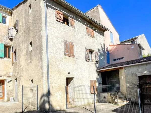 IMMEUBLE DE 124 m² HABITABLES A RENOVER -