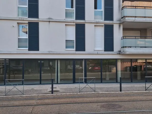 Local 106 m² vitrine neuve 15 m - Local 106 m² vitrine neuve 15 m - Cabinet santé - Blagnac
