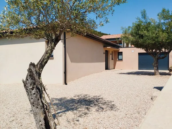 Maison individuelle 2025 - 116 m² - 3 chambres - 2 salles de bains - terrain 995 m² - piscine