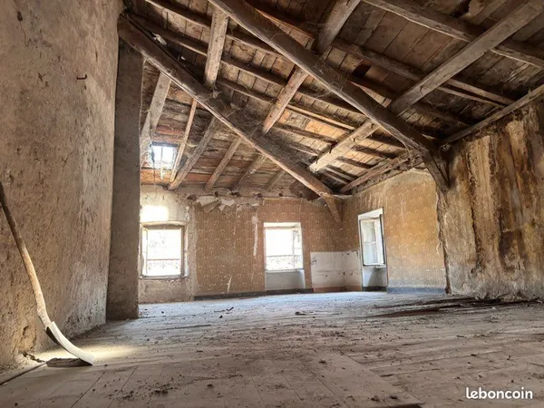 Champeix centre - ensemble immobilier de 125 m² - 3 plateaux curés à aménager