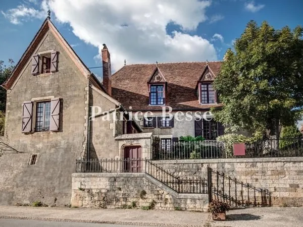 Dans le nord du Lot, dans l'enceinte d'une cité médiévale, une maison de famille et de plaisance des