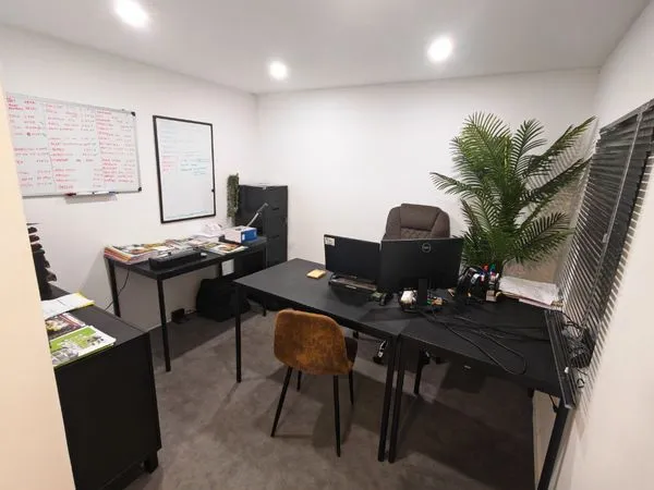 Bâtiment / hangar bureau