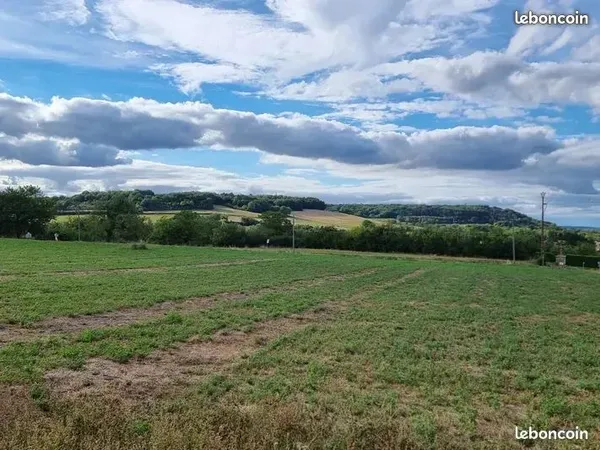 Joli terrain avec vue magnifique sur paysage valloné