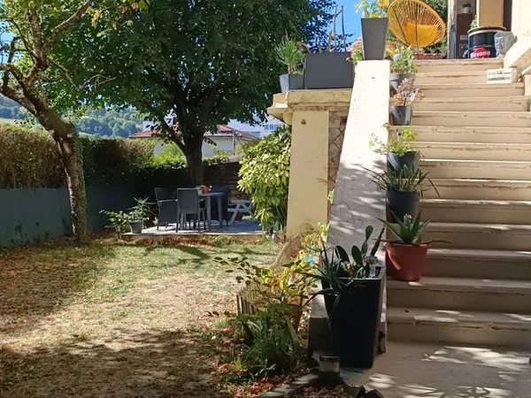 APPARTEMENT DE 116 m² AVEC DOUBLE GARAGE, DEUX TERRASSES ET JARDIN PRIVATIF