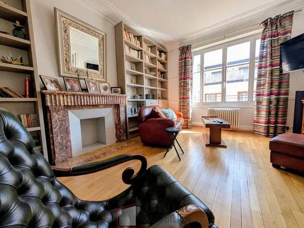 Superbe T7 de 200 m2 au charme Art Déco Quatrième étage av