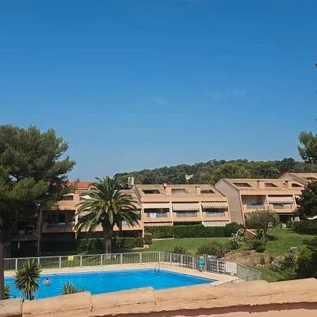 Duplex T2 meublé 70,5 m² au total - Vue piscine/jardin - Solarium + terrasses - Garage + parking - E