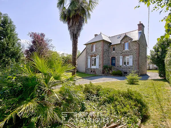 Belle maison d'époque et sa piscine à Quessoy