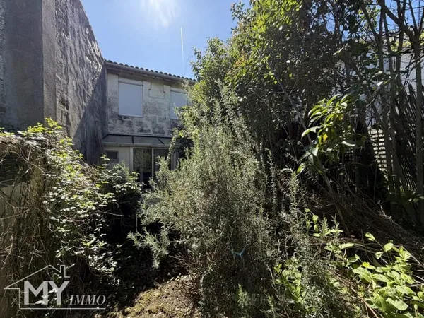 CASTILLON LA BATAILLE : Maison de ville à rénover avec jardin.