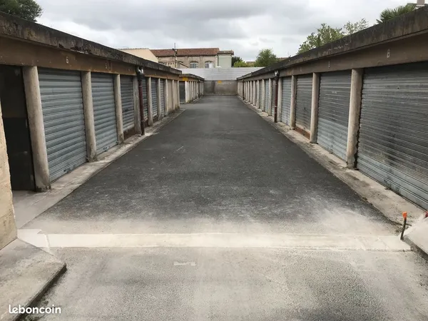 A louer garages barriére de Pessac à Bordeaux