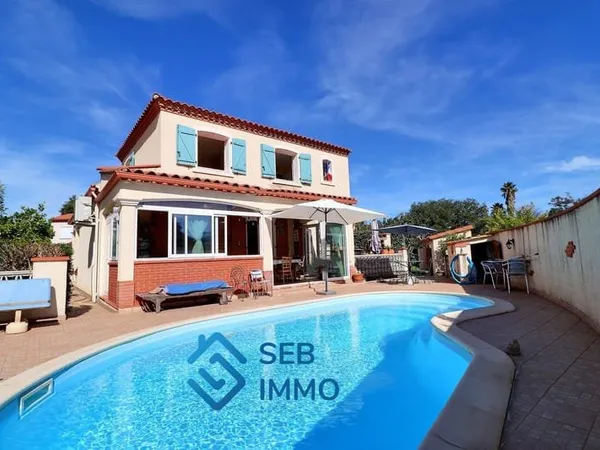 Au calme maison de 125 m2 habitables avec quatre chambres, piscine et véranda ensoleillée