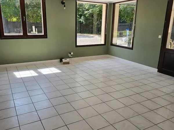 Appartement T3 de 80 m² avec entrée privative, grand jardin et dépendance