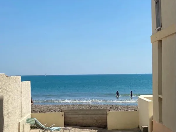 Appartement rez de chaussée face a la mer