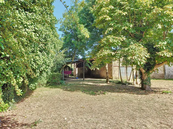 Terrain avec chai à rénover au centre de Pisany sur environ 1600 m² de terrain constructible
