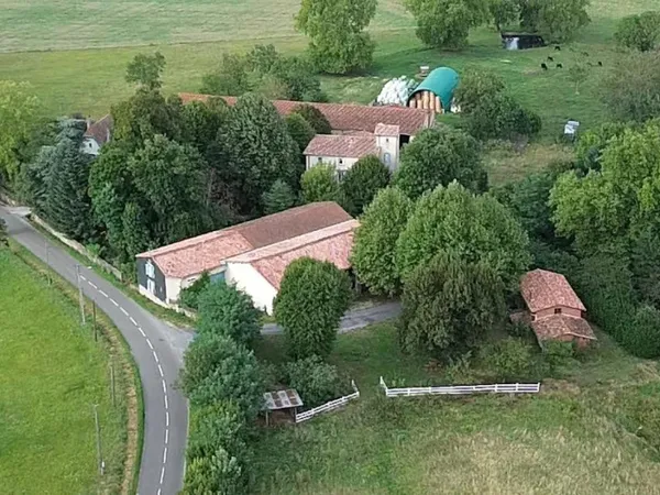 très bel ensemble immobilier de 3 habitations sur 3.38 hectares