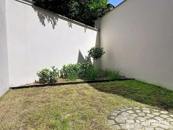 QUARTIER SEBASTOPOL, BEL APPARTEMENT AVEC UN JARDIN PRIVATIF