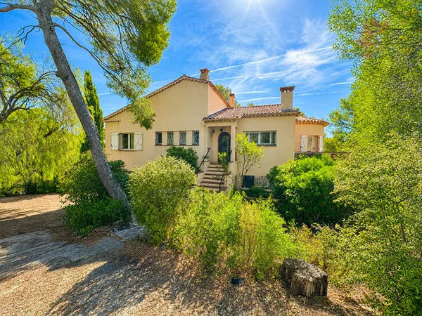 Villa 6 pièces à Saint-Raphaël avec aperçu mer et grand terrain