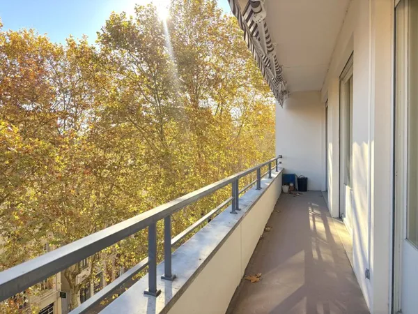 LYON 3 Préfecture. Immeuble Pitance T5 de 145m2 avec balcon