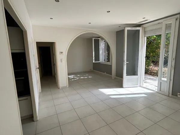 À LOUER - ORANGE - Maison T3 de plain-pied avec jardin