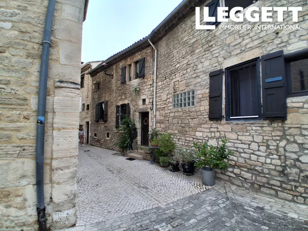 Maison de village comprenant une cour et une cave voutée en pierre d'origine , 3 chambres, 1 séjour,