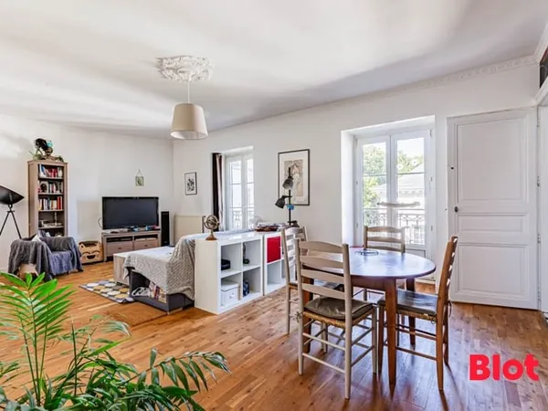 NANTES CENTRE-VILLE - T3 DE PLUS DE 88 M² - LUMINEUX, COMMERCES ET TRANSPORTS À PROXIMITÉ