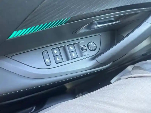 Peugeot 2008 puretech 130 s&amp;s eat8 allure pack — photo 20