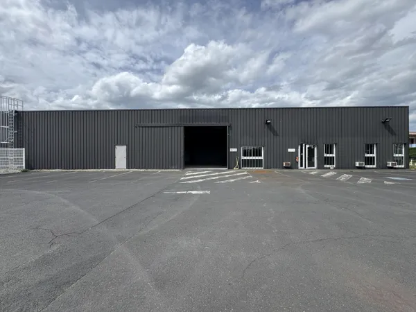 ENTREPÔT ET BUREAU AVEC GRANDE PLATEFORME EXTERIEURE 63100 CLERMONT-FERRAND