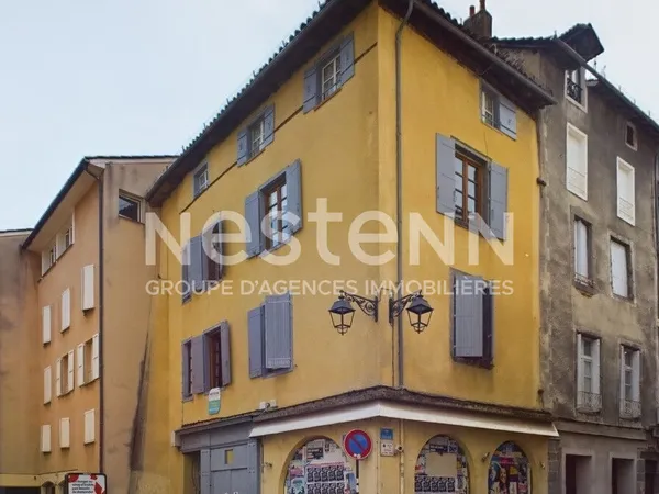 Aurillac centre ville, à Vendre Immeuble sur 3 niveaux avec garage, à rénover.