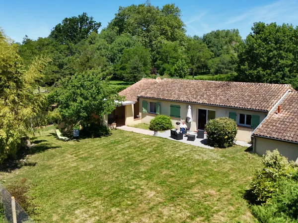 Maison de plain-pied, 129 m2, jusqu'à 4 chambres, terrain de