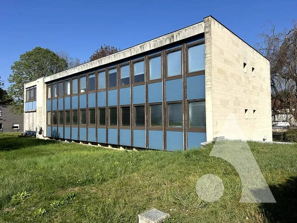 Local d'activité 683 m²