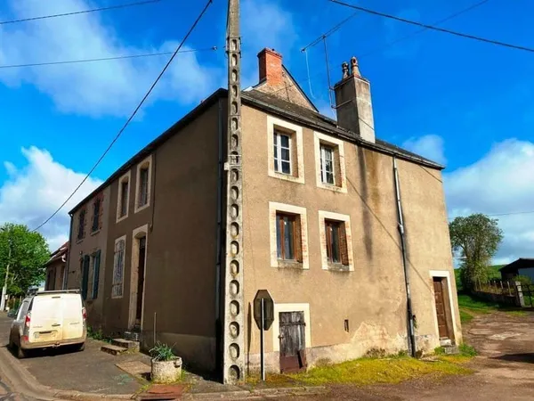 MAISON DE VILLAGE A RESTAURER - DEPENDANCES - JARDIN 35000 €