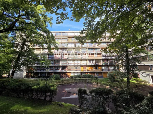 Au coeur de la résidence du Parc-St-Cyr, un des meilleurs emplacements.
