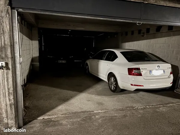 Place de parking dans garage, centre ville