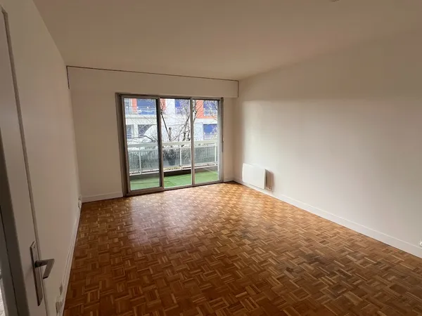 Appartement 2 pièces-balcon dans belle résidence, avec cave et garage