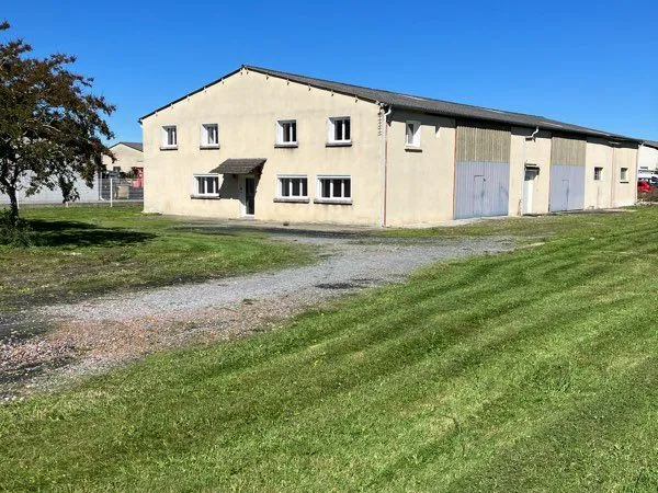 Local industriel + bureaux et stockage 300m2