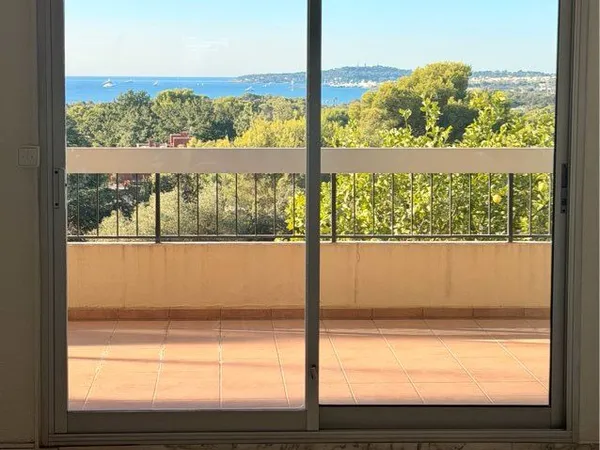 Studio vue mer dans résidence de standing avec piscine, parc,cave et parking privatif
