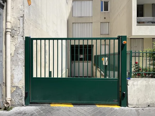 Loue parking sécurisé en sous-sol Paris 19ème, métro Crimée ou Corentin Cariou - 8m²