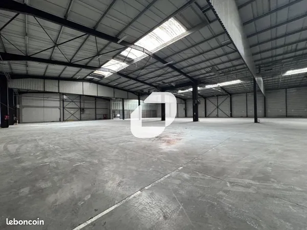 Local industriel 4 858 m²