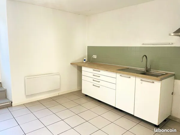 Maison de ville avec cours extérieure et cave