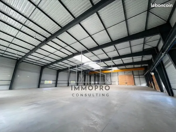 Local 1640 m² Le Neubourg