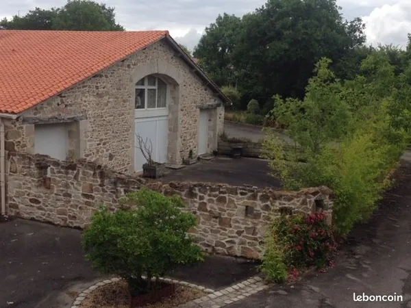 Dans grange rénovée en 3 logements : duplex mitoyen
