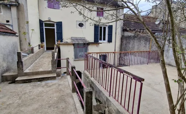 Immeuble appartements et commerces centre-Souillac 46