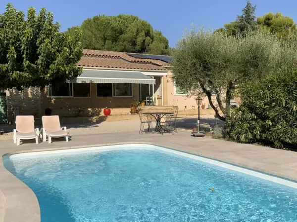 Uzès, Villa de plain pied sur terrain arboré avec piscine.