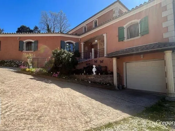 Maison 8 pièces 272 m²