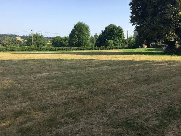 TERRAIN DE 1500 M2