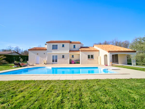Maison à vendre à LAYRAC de 206 m² avec vue dégagée comprenant 5 pièces, 4 chambres, piscine, terras