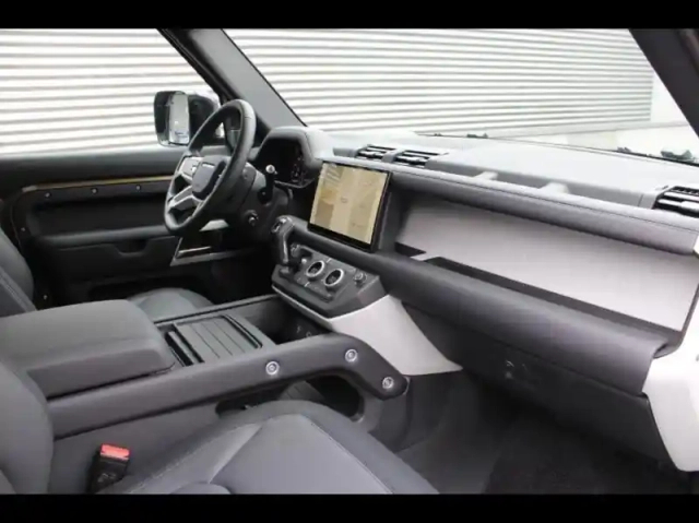 Land Rover Defender 110 2.0 p400e x-dynamic hse — photo 12