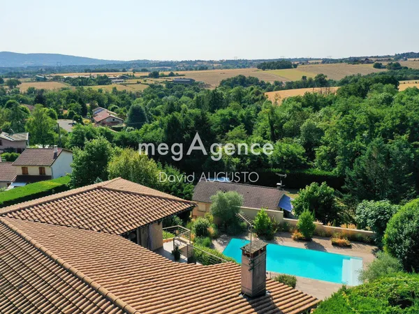 Maison avec vue, cadre naturel, piscine et garage pour 5 voitures