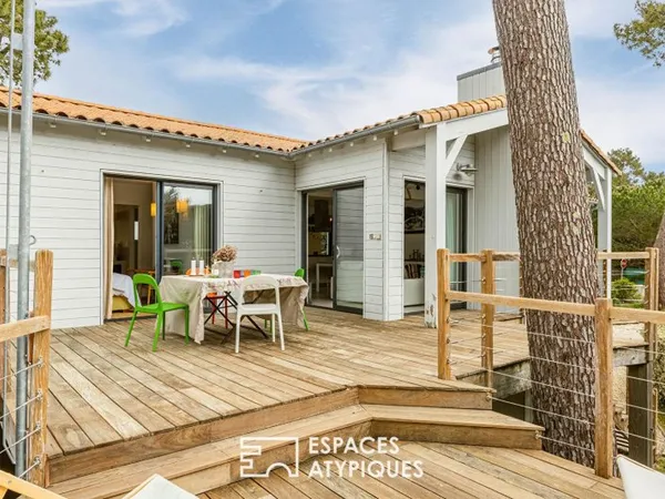 Villa d'architecte suspendue, immersion totale dans un écrin naturel à quelques pas de l'océan.