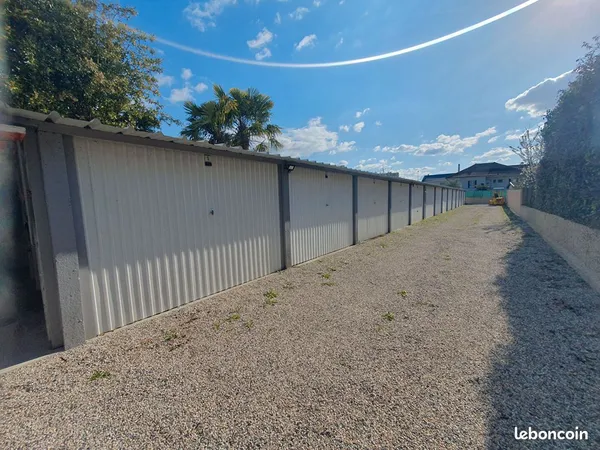 Parking/box 14 pièces 230 m²